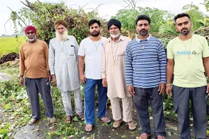 डेरा श्रद्धालुओं ने तेज बारिश से सड़क पर गिरे पेड़ों को हटाया