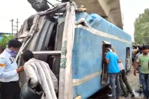 Uttarakhand Roadways Bus Accident: गाजियाबाद में बड़ा सड़क हादसा, गंगनहर के पास पिलर से टकराकर पलटी रोडवेज बस