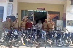 नोएडा में चोरी की 11 मोटरसाइकिल और 10 मोबाइल बरामद, 3 आरोपी गिरफ्तार