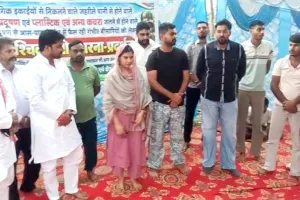 धरनास्थल पर पहुंची सपा सांसद इकरा हसन, ग्रामीणों को दिया समर्थन
