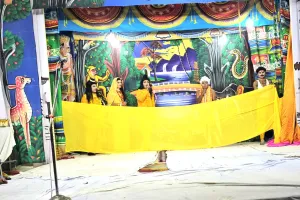 Ramlila: मीरापुर में रामलीला मंचन के दौरान राम-लक्ष्मण और सीता के वनवास व केवट संवाद की लीला का मंचन