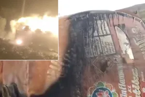 मिथेनॉल से भरे टैंकर ने खड़े ट्रक को मारी टक्कर, भीषण आग में जिंदा जला चालक
