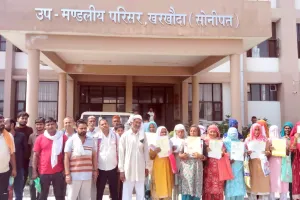 Awas Yojana: आवासीय योजना के लाभार्थियों ने रजिस्ट्री व कब्जा दिलाने की लगाई गुहार