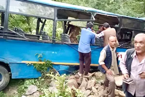 पश्चिम बंगाल में पर्यटक बस की कोयले से लदे वाहन से टक्कर, 10 घायल