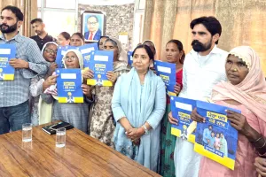 Mera Ghar Mere Naam: तीन गांवों के लोगों को मिले मकानों के मालिकाना हक के दस्तावेज