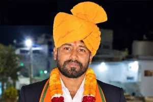 नाली निर्माण अधूरा, सड़कों पर बिखरा मलबा, आमजन परेशान 