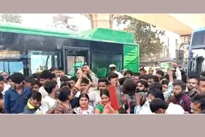DTC Bus Accident: दिल्ली के पंजाबी बाग में डीटीसी बस ने मोटरसाइकिल को मारी टक्कर, युवक की मौत 