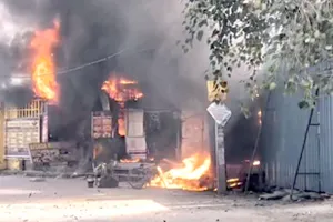 Noida Fire News: नोएडा के रायपुर में 5 अस्थायी दुकानों में लगी आग, एक की मौत