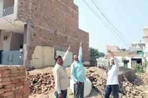 Electricity Issue: बिजली की लाइन बनी मुसीबत, 15 दिन से निर्माण कार्य बंद 