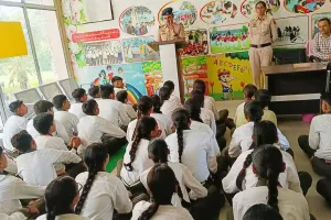Road Safety Awareness: सरस्वती विद्या मंदिर में विद्यार्थियों को यातायात नियमों और साइबर अपराधों के प्रति किया जागरूक