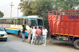 Roadways Bus Accident: हांसी-भिवानी रोड पर कैंटर से टकराई रोडवेज बस, कंडक्टर समेत 4 घायल