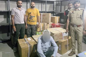 सरसा में अवैध पटाखा गोदाम पर पुलिस की छापेमारी, 17 कार्टून पटाखे जब्त; मालिक गिरफ्तार