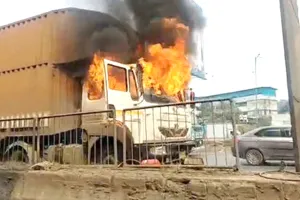 Thane Container Fire: ठाणे के घोड़बंदर रोड पर चलते कंटेनर में लगी आग