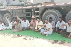 Tibbi 34 RD Bridge: टिब्बी का 34 आरडी पुल चार माह से अधूरा, डबली कलां के ग्रामीणों ने शुरू किया धरना 