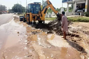 Hanumangarh Water Supply News: गैस पाइप लाइन बिछाते समय तोड़ी मुख्य पाइपलाइन, सड़क पर बहा हजारों लीटर पानी 