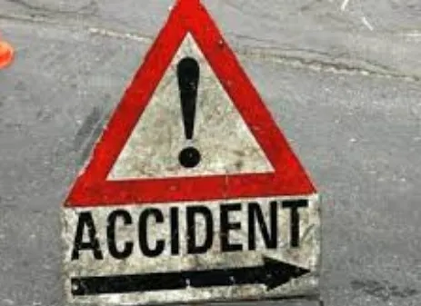 Road Accident: शादी की खुशियां मातम में बदलीं, पेड़ से टकराई कार, युवक की मौत