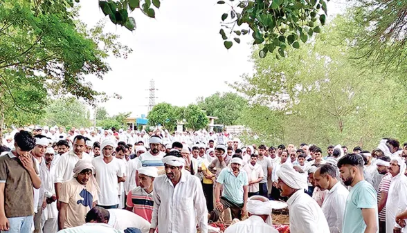फतेहाबाद में एक साथ दफनाए दादा-दादी व पोते के शव