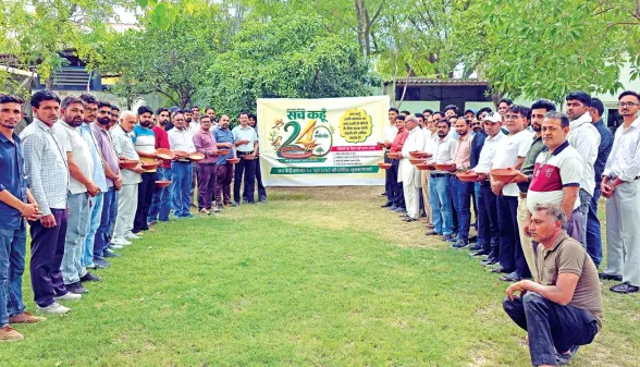 Sach Kahoon 24th Anniversary: पक्षियों के लिए दाना-पानी बाँटकर मनाई सच कहूँ की 24वीं वर्षगांठ