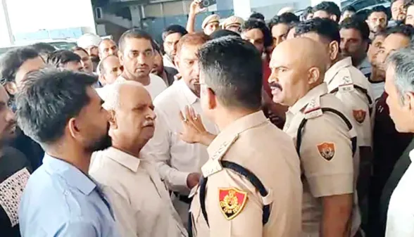 रिटायर्ड बिजली कर्मी ने की आत्महत्या, परिजन बोले- घंटों थाने में बैठाकर मानसिक दबाव बनाया