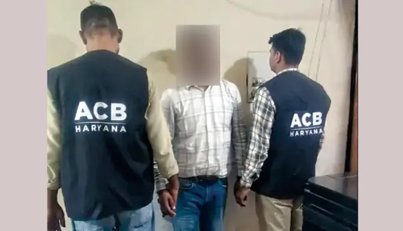 Bribe: जेई और बेलदार 45 हजार रुपये की रिश्वत लेते गिरफ्तार