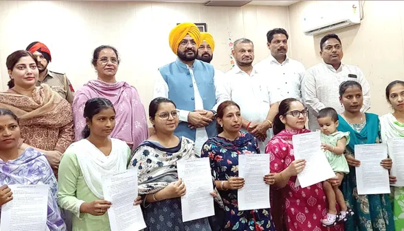 Anganwadi Helper: कैबिनेट मंत्री ने 28 नवनियुक्त आंगनवाड़ी हेल्परों को सौंपे नियुक्ति पत्र