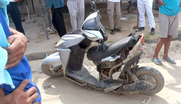 स्कॉर्पियो और स्कूटी की टक्कर में दंपति घायल, निजी अस्पताल में भर्ती