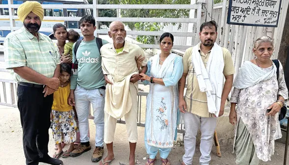 डेरा श्रद्धालुओं ने बुजुर्ग की संभाल कर उसे परिजनों ने मिलवाया