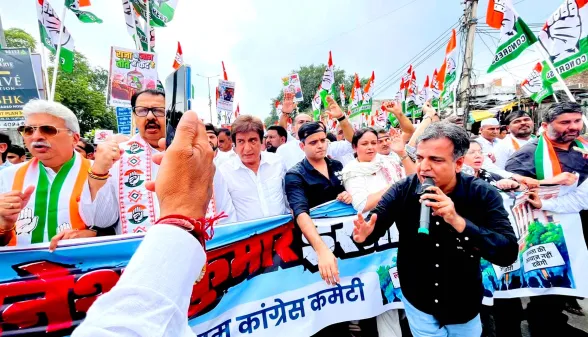 Gurugram News: मतदाता सूचियों और चुनावी प्रक्रिया में कथित अनियमितताओं  को लेकर कांग्रेस कमेटी का जोरदार प्रदर्शन