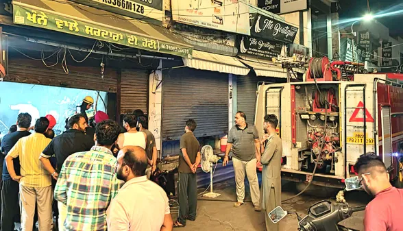 अमलोह के बाजार में कपड़े-ज्वेलरी की दुकान में लगी भीषण आग, लपटों में जले रोजी-रोटी के सपने