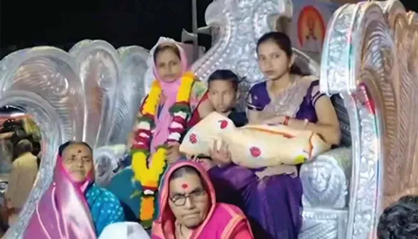 200 सालों में पहली बार बेटी पैदा होने पर परिवार ने खास अंदाज में मनाई खुशी