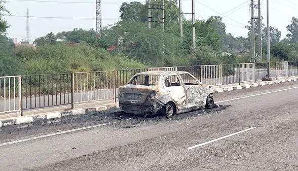 Car Fire: इंजन से धुआं उठते ही कार से कूदे चार लोग, कुछ ही सेकंड में बनी आग का गोला