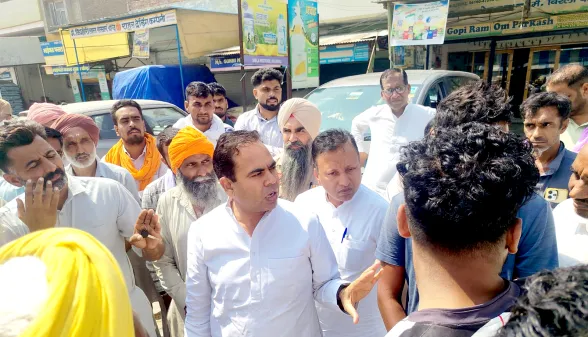 Fertilizers Shortage: सिरसा में खाद की किल्लत अभी भी जारी, किसानों का जोरदार हंगामा