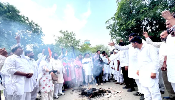 Congress Protests: वोट चोरी पर कांग्रेस का हंगामा, लघुसचिवालय पर जोरदार प्रदर्शन, सीईसी का पुतला फूंका