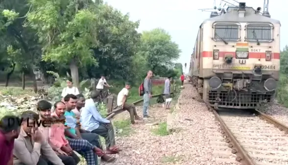 Indian Railways: गाय से टकराने के बाद उदयपुर सिटी ट्रेन का इंजन फेल