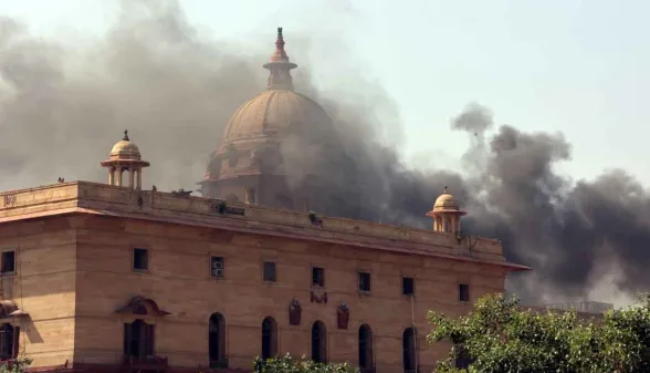 Delhi Latest News: दिल्ली के नॉर्थ ब्लॉक के आसमान में छाया घना काला धुआं, जानें क्या है माजरा?