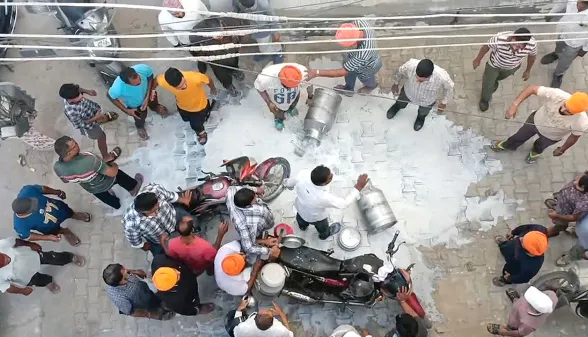 Doodh Bandh Andolan: दूध बंद आंदोलन के दूसरे दिन भी वीटा प्लांट के बाहर किसानों का पक्का मोर्चा जारी