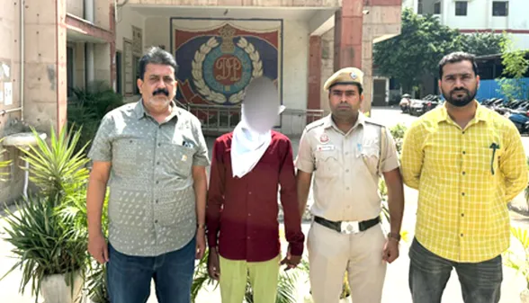 बैंक की UIDAI मशीन से साइबर कैफे में बन रहे थे फर्जी आधार-पासपोर्ट, पुलिस ने किया गिरोह का भंडाफोड़, 2 गिरफ्तार