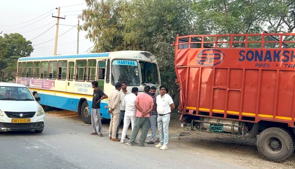 Roadways Bus Accident: हांसी-भिवानी रोड पर कैंटर से टकराई रोडवेज बस, कंडक्टर समेत 4 घायल