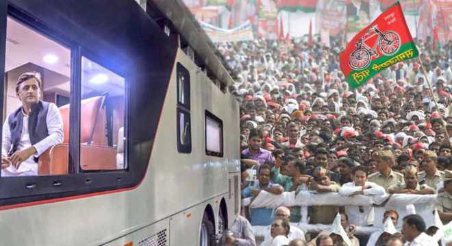 मुलायम का आशीष लेकर अखिलेश का विकास रथ रवाना