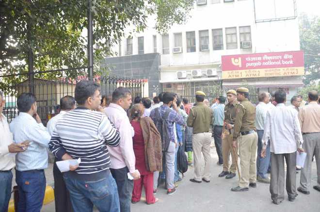 पांच सौ और एक हजार के नोट जमा कराने के लिए लोगों की लंबी लाइने