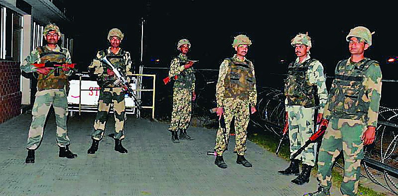 सभी रास्तों पर पैरा मिल्ट्री की पैनी निगाह