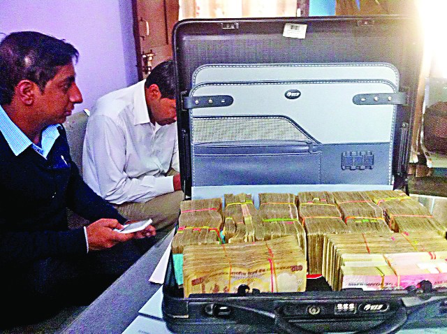 कालाधन खपाने की थी तैयारी, गाड़ी से मिले 22 लाख