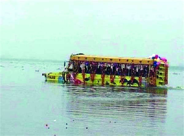 पानी वाली बस से किसान मुरझाए