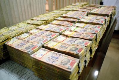 आयकर छापों में 106 करोड़ रुपये नकद व 127 किलो सोना जब्त