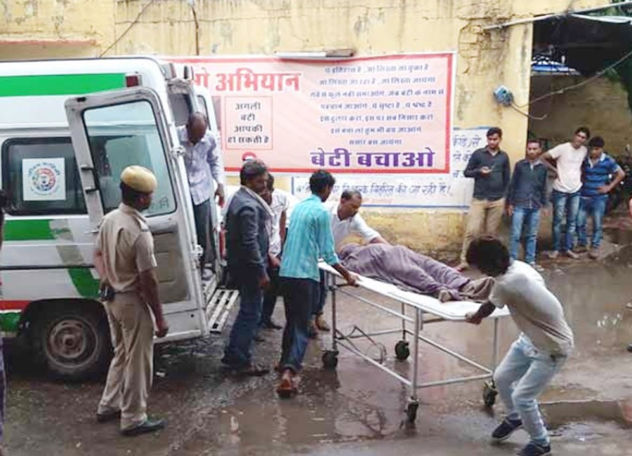 बिजली गिरने के कारण तीन लोगों की मौत