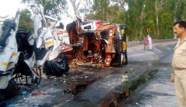 ट्रक और कंटेनर में हुई भयंकर टक्कर , चार की मौत
