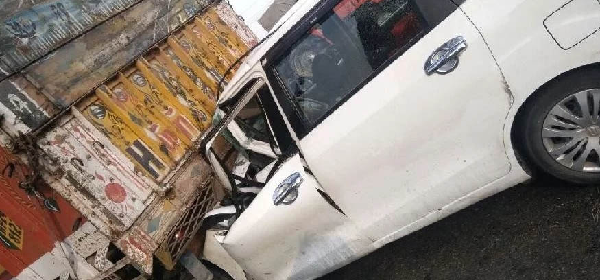 ट्रक-टैक्सी टक्कर में तीन की मौत