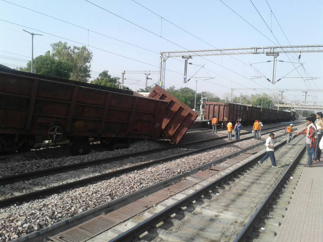 पटरी से उतरे मालगाड़ी के दो डिब्बे