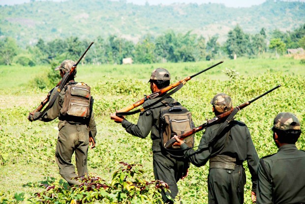 नक्सलियों ने दोहरी चुनौती कर दी पेश