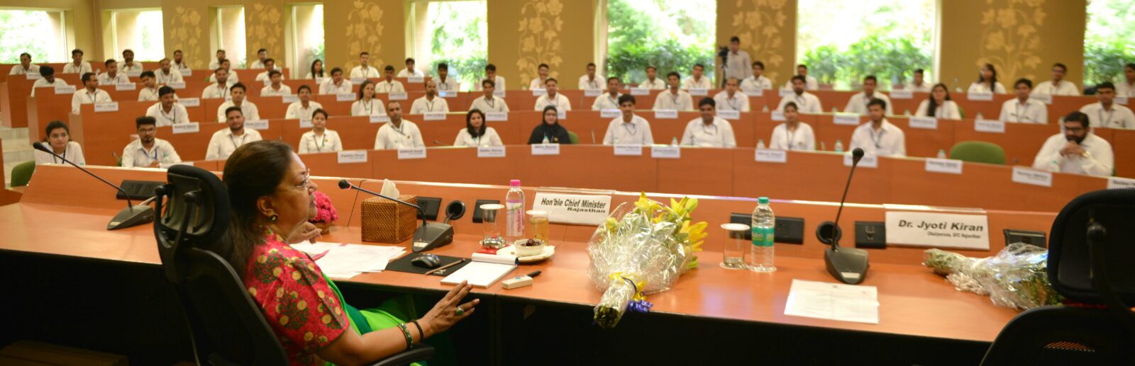 युवाओं से इस देश को काफी उम्मीदें : वसुन्धरा राजे
